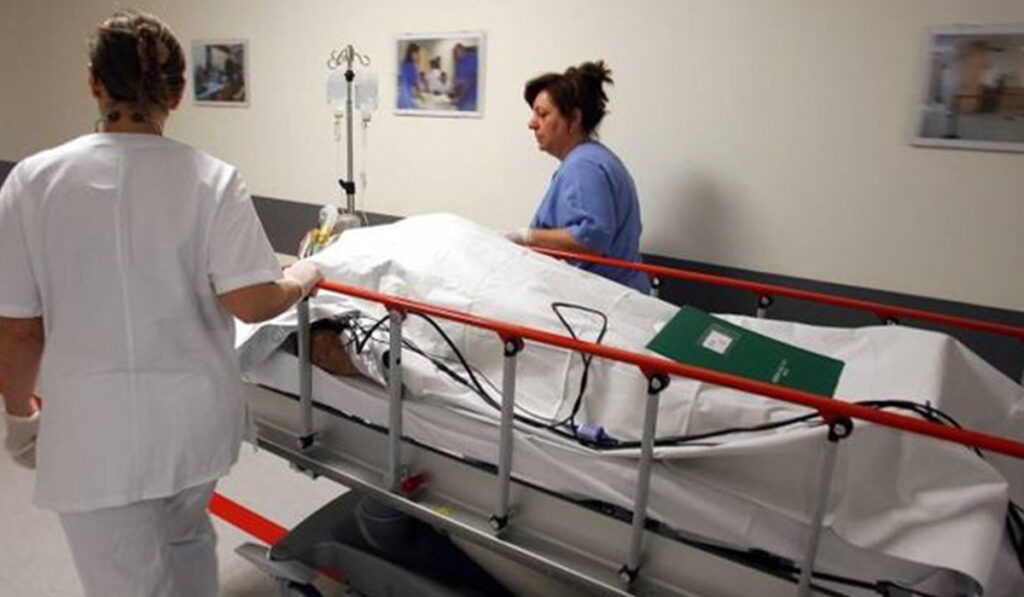 Donna investita dalla propria auto, non aveva il freno a mano: muore poco dopo