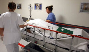 Donna investita dalla propria auto, non aveva il freno a mano: muore poco dopo