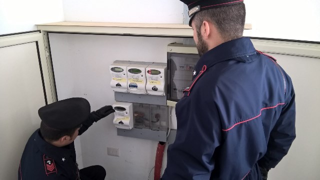 Donna minaccia i carabinieri, contatore dell’elettricità truccato: scatta l’arresto
