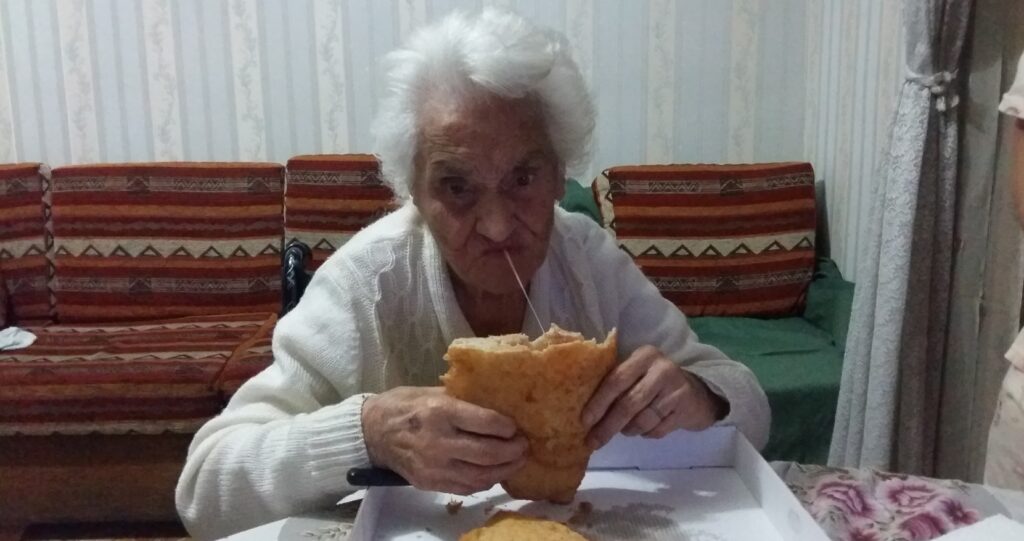 Donna più anziana di Napoli: compleanno con pizza cicoli e ricotta