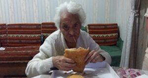 Donna più anziana di Napoli: compleanno con pizza cicoli e ricotta