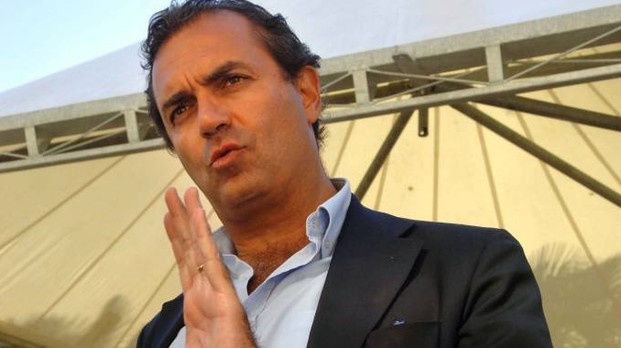 De Magistris, l'ex pm che da sindaco protesta contro i giudici e chi lo ha salvato dal debito