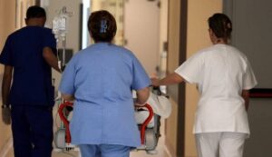 Napoli, altra tragedia in ospedale: donna anziana cade dalla barella e muore