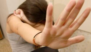 "Vieni a vedere i gattini", 13enne violentata da due anziani