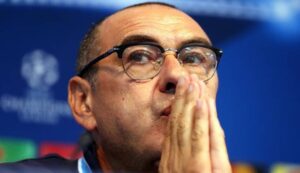 Sarri attaccato dai tifosi della Lazio: "Torna a fare il Savastano scemo"