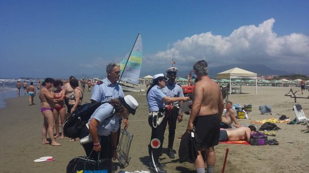 Marina di Camerota, blitz sulle spiagge: sgomberi e sequestri