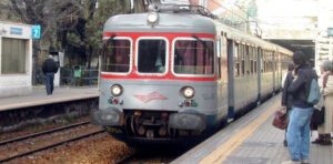 Follia in Cumana a Napoli, un uomo insulta e sputa addosso a due donne