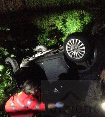 Drammatico incidente sul cavalcavia: l'auto precipita giù e distrugge tutto