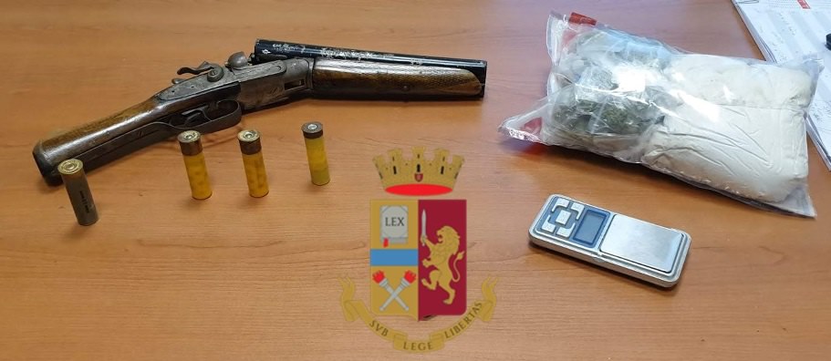 Casoria, blitz nel parco: trovate bombe a mano, armi e droga
