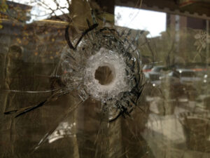 Due stese in poche ore a Torre Annunziata: spari contro l'auto della donna di un narcos