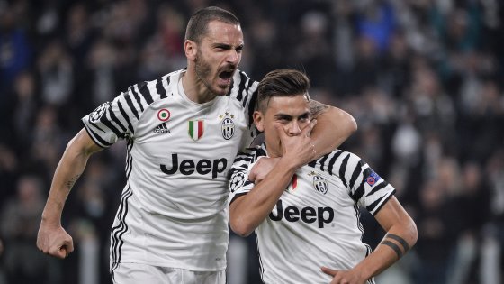 Dybala e Bonucci in pieno stile Juve: gesti e provocazioni ai tifosi del Napoli