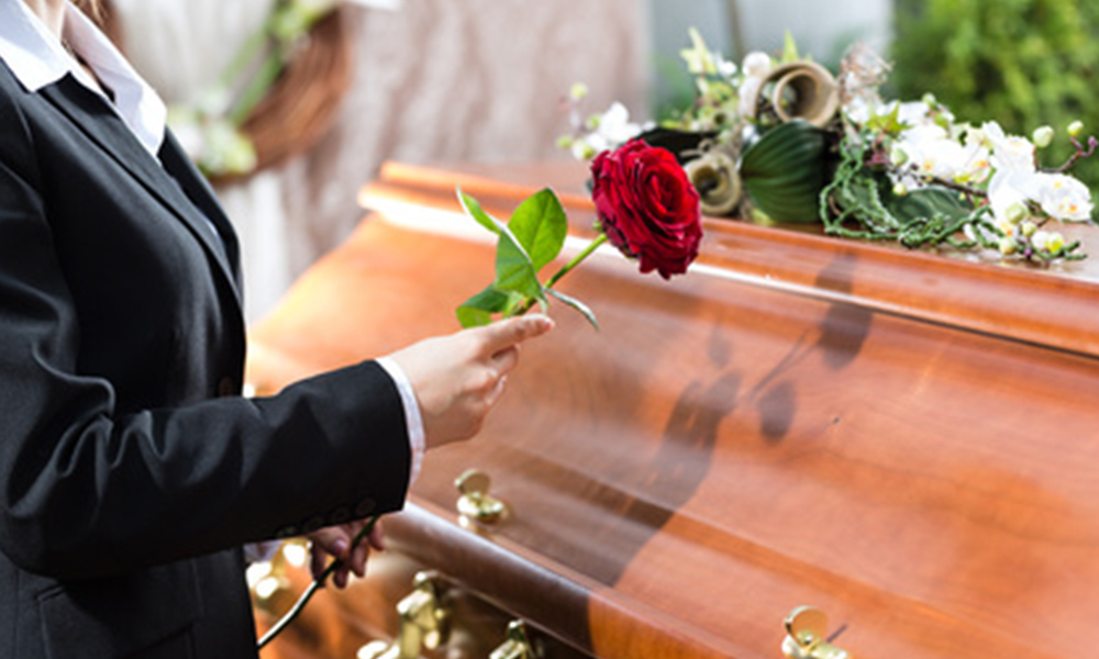 È morto Gigi Bellini, gelataio simbolo di Procida: aveva alle spalle una storia unica