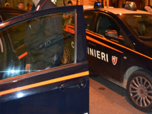 Marano, accoltella e insegue la moglie: la donna salvata dai Carabinieri