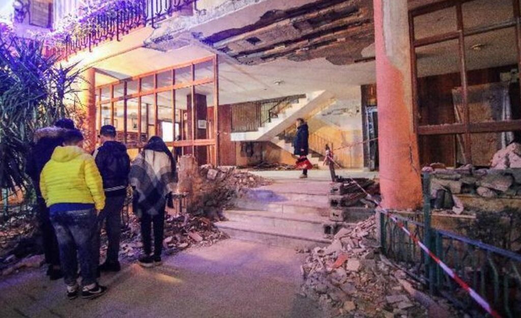 Paura a San Giorgio a Cremano, esplode una bomba davanti a un palazzo: portone distrutto