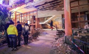Paura a San Giorgio a Cremano, esplode una bomba davanti a un palazzo: portone distrutto