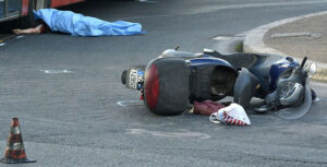 Afragola, si schianta con lo scooter e muore subito per l'impatto