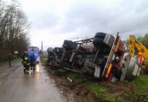 Contursi Terme, tir si ribalta e il conducente muore