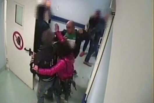 Lite all'ospedale Villa dei Fiore di Acerra: pugni e coltelli per una donna contesa
