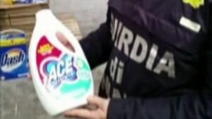 Fabbrica di detersivi contraffatti a Napoli: liquido pericoloso all'interno dei flaconi