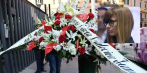 Folla alla camera ardente per Fabrizio Frizzi, commovente il messaggio della moglie Mantovan