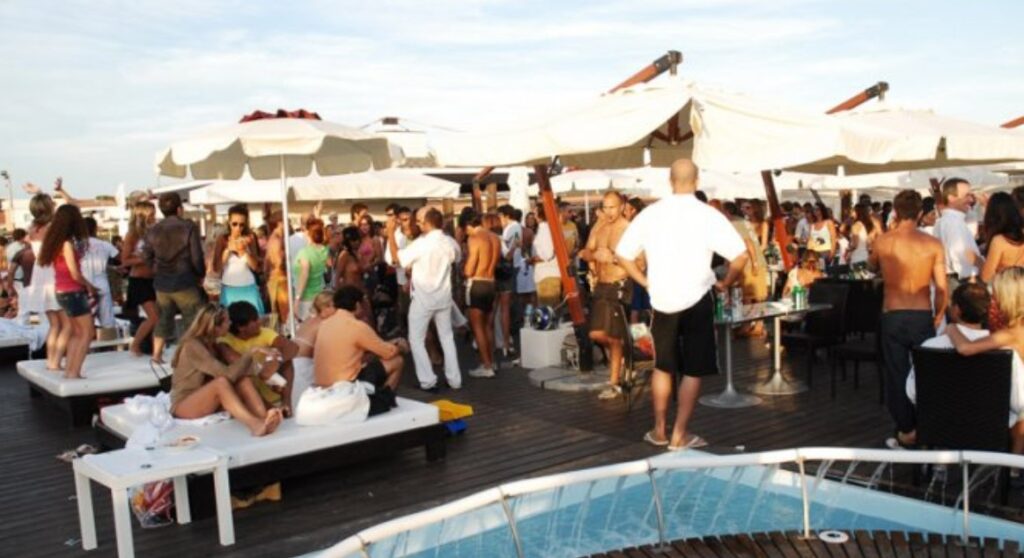 Ferragosto ai tempi del Covid, in Campania nessun falò e braciata: in molti comuni obbligo di mascherine