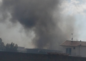 Fiamme e fumo sulla Circumvallazione: paura tra gli automobilisti