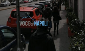 Covid19 a Napoli, città deserta ma file lunghissime per i supermercati