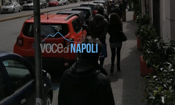 Covid19 a Napoli, città deserta ma file lunghissime per i supermercati
