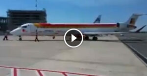 Fiumicino, aereo diretto in Spagna viene spinto a mano per il decollo