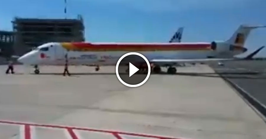 Fiumicino, aereo diretto in Spagna viene spinto a mano per il decollo