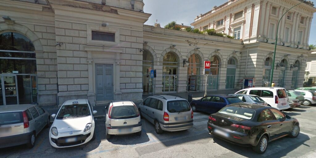 Follia alla stazione della metro, 45enne pestato a sangue per una sigaretta