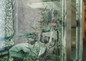 1487848909538_1487848933.jpg--spari_contro_una_vetrina_mentre_i_bimbi_vanno_a_scuola