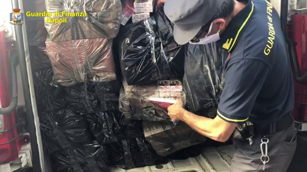 Sequestro di sigarette di contrabbando a Bacoli: due arresti