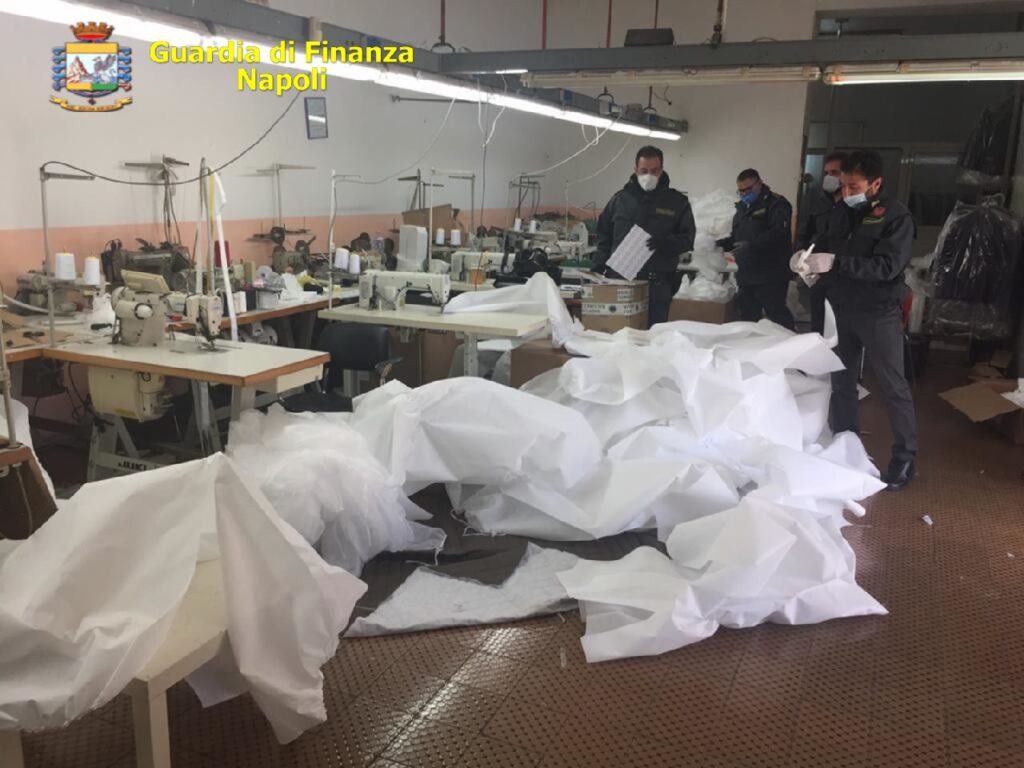 Blitz in Campania, scoperta fabbrica di mascherine abusive