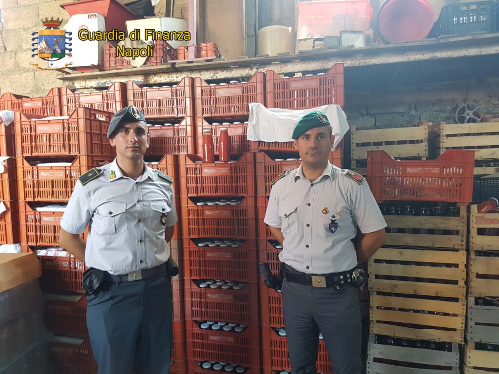 Giugliano, blitz della Finanza: grosso sequestro alimentare