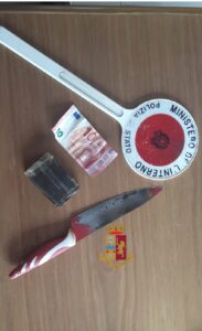 Napoli, scambia agente per pusher: fermato. Polizia arresta coppia di spacciatori