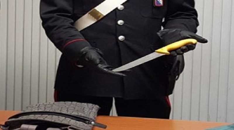 Follia a Caserta, picchia la moglie e accoltella il vicino che prova a difenderla