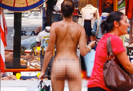 Aversa, donna gira nuda nel centro della città