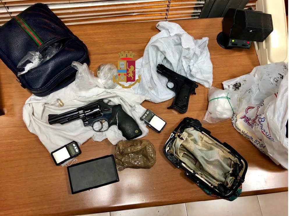 Scampia, blitz nel "fortino" della camorra: sequestrate armi e droga