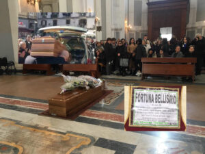 Funerali di Fortuna Bellisario, l'arrivo della salma: folla in chiesa