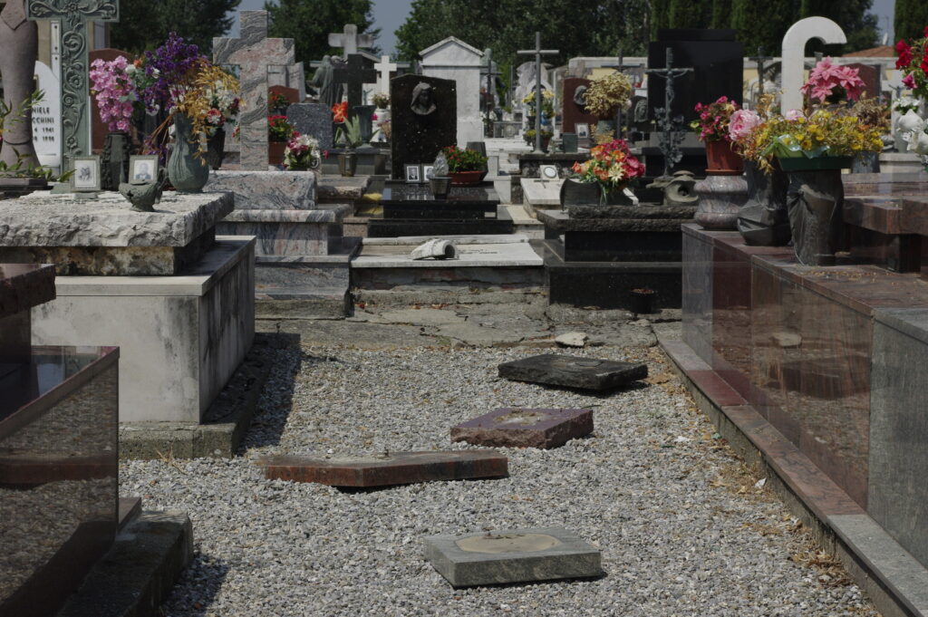 Furto al cimitero di Qualiano: rubate le porte delle cappelle