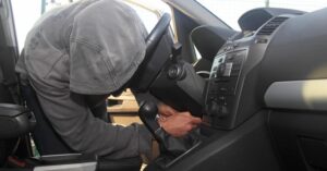 Giugliano, ladro tenta di rubare un'auto: i passanti lo aggrediscono