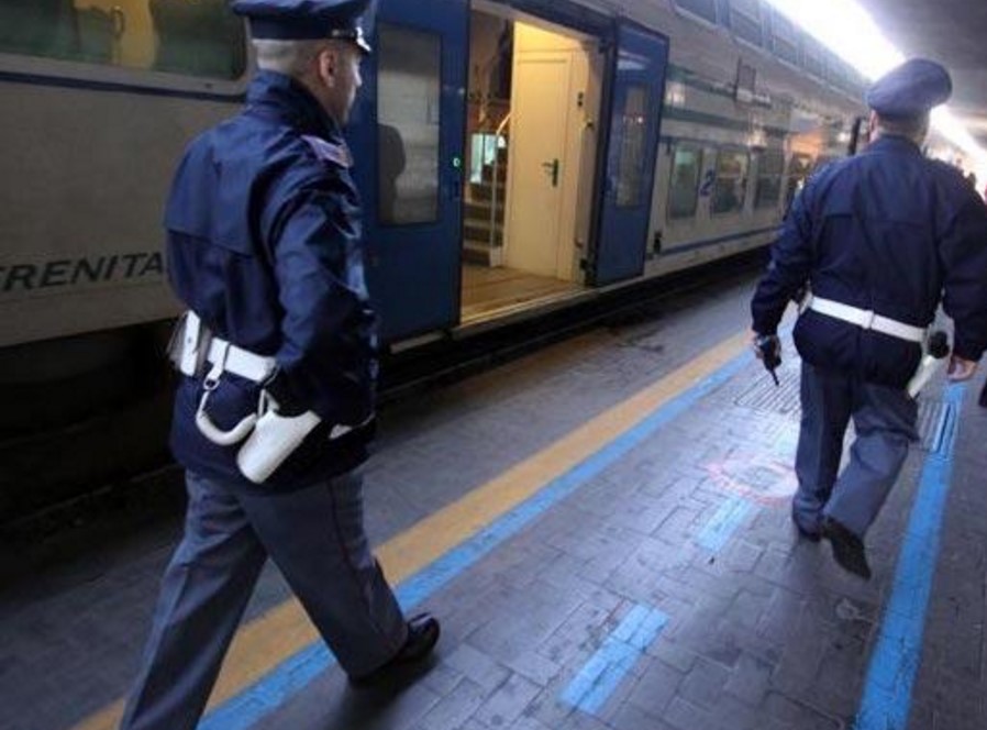 Giallo a Piazza Garibaldi, trovato un uomo impiccato in un vagone