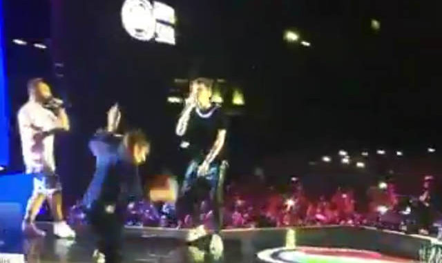 Gianni Morandi, incidente sul palco per il cantante: cade mentre duetta con Rovazzi