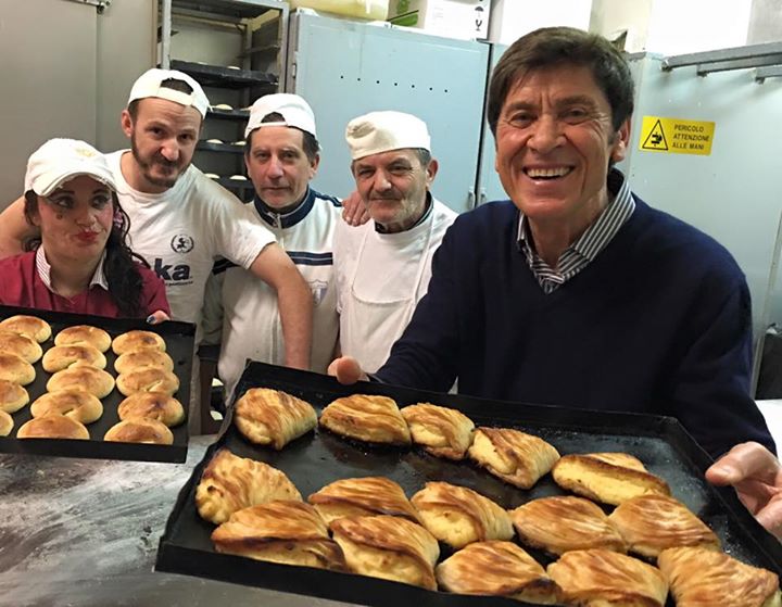 Gianni Morandi a Napoli, preferisce la sfogliatella riccia