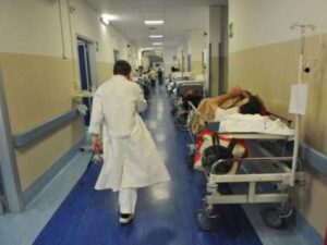 Giovedì Santo finisce in ospedale per una famiglia di Secondigliano