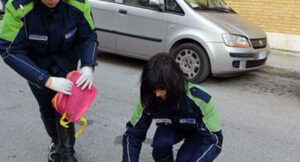 Giugliano, bambina esce da scuola e viene investita da un'auto