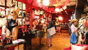 Giugliano, blitz dei carabinieri in un sexy shop