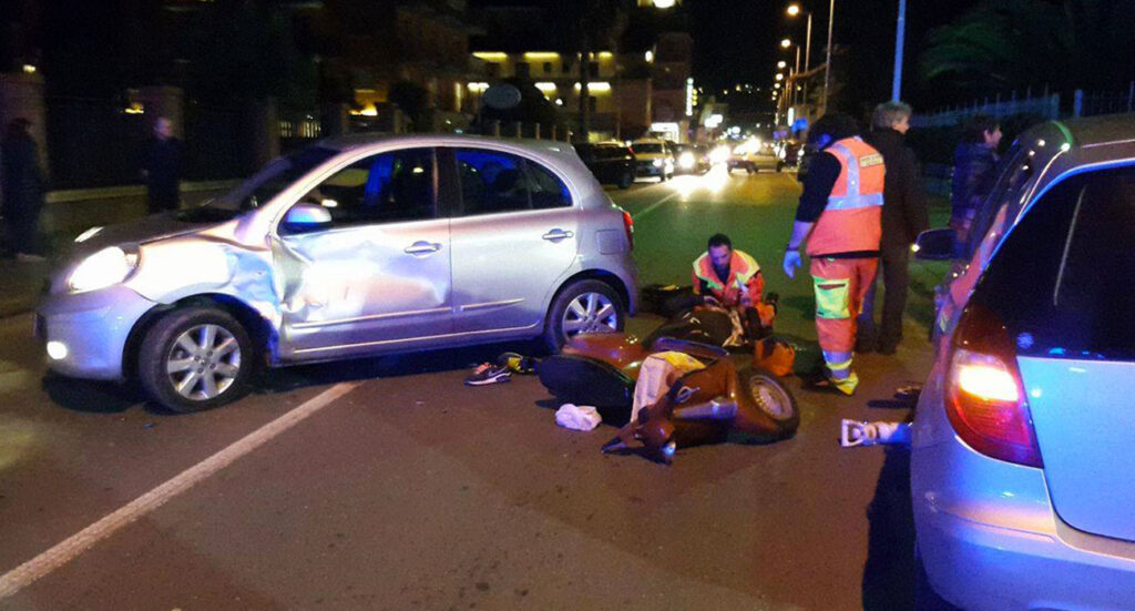 Giugliano, grave incidente: auto travolge due giovani in scooter