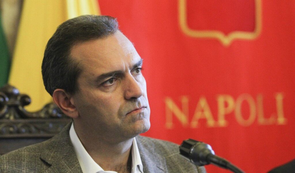 Gli attacchi di Luigi De Magistris e l'isolamento di Napoli